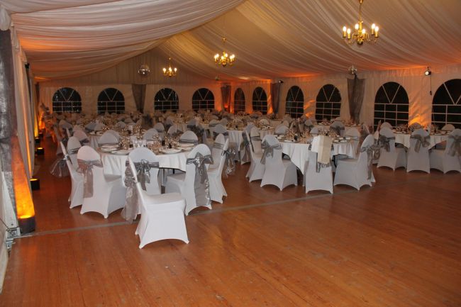 Location de tente avec lustres et vélum en Seine-Maritime